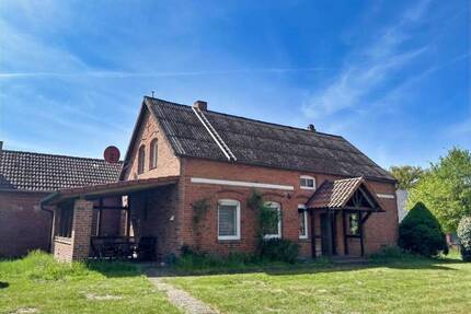 Kleine Resthofstelle mit Scheune und Schweinestall - Lemgow Schletau