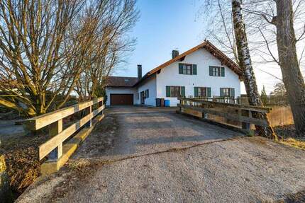 Ihr Logenplatz am Bach: Lichtdurchflutetes Familiendomizil mit spektakulärem Giebel-Studio - Feldkirchen Gundhöring