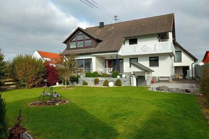 Gepflegte Wohnung im Zweifamilienhaus mit 5 Zimmern sowie Terrasse, Einbauküche und neuem Bad - Holzheim