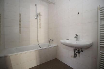 **Individuelle 3-Zimmer-Wohnung mit großem Wohnzimmer und saniertem Badezimmer zu vermieten** - Rosenbach Syrau