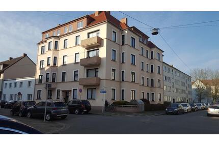 Schöne 3 bis 4 Zimmerwohnung mit Einbauküche und Balkon - Bremerhaven Geestemünde