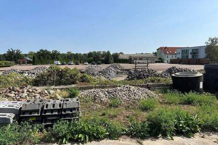 38.000 m² Grundstück mit riesigen Hallen, Wirtschafts-und Bürogebäuden sowie Freiflächen mit insgesamt 11.800 m² nutzbarervermietbarer Fläche - Nienburg (Saale)