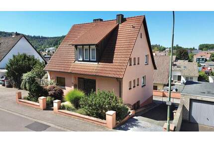 KL-Hohenecken: Freistehendes Zweifamilienhaus mit Doppelgarage, PKW-Stellplätzen und Garten - Kaiserslautern