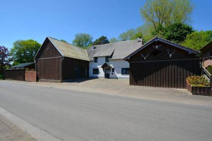 Ruhig gelegenes, freistehendes Wohnhaus mit Garagen, Scheune, Carport und überdachter Terrasse in Frauenkron-Dahlem