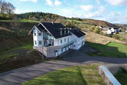 Familienfreundliches, modernisiertes Haus, auf großem Grundstück, in Niederpierscheid