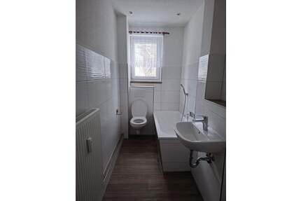 2-Raum-Whg., Bad mit Fenster, Badewanne incl. Dusche, neu renoviert auch für ALGBüGe mögl. - Seifhennersdorf