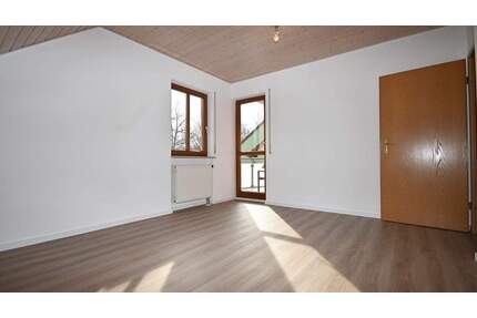 TOP renoviert! Großzügige 3-Zimmer-Wohnung mit 2 Stellplätzen in Neumarkt-Woffenbach