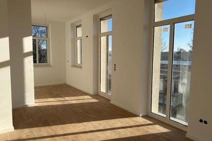 Ein etwas anderer Grundriss - neu sanierte 3 Zimmerwohnung mit Balkon & Stellplatz! - Plauen