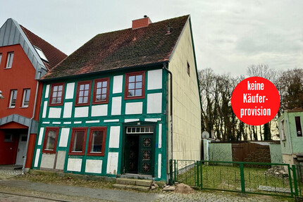 HORN IMMOBILIEN++ Friedland, historisches Stadthaus mit 6 Zimmern, Kaminöfen, 2 Bädern und Garage