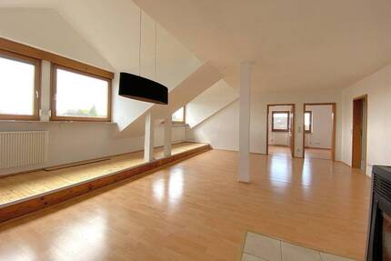 4-Zimmer-DG-Wohnung inkl. Gartenanteil und Garagenstellplatz - Hemhofen Zeckern