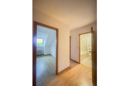 Nur noch Möbel rein - Gemütliche 4 Zimmer Dachgeschoss Wohnung in Oberhausen zu vermieten