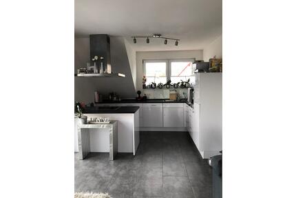 Helle DG-Wohnung, 3 ZK, Tageslichtbad, Balkon, Wärmepumpe,80qm - Ober-Olm