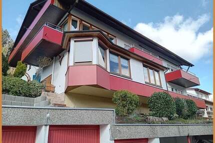 Wohnen mit Weitblick: Stilvolle 2-Zimmer-Wohnung in Hanglage von Bad-Peterstal Griesbach ! - Bad Peterstal-Griesbach / Bad Griesbach