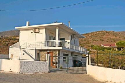 Zweistöckigen Haus mit Terrasse, Garten in Karystos in GR - Glattbach