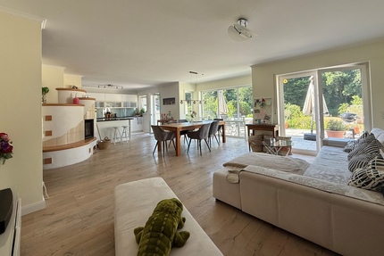 Neu-Isenburg-Buchenbusch: Toplage am Bebauungsrand! Mehrgenerationenhaus mit Traumgrundstück!