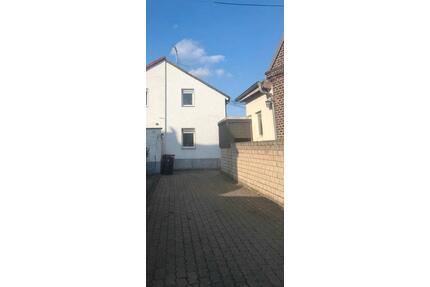 Erstbezug nach Kernsanierung ! Köln 4-Zimmer mit Stellplatz