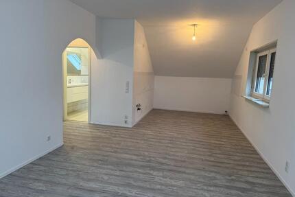 Sanierte 4-ZKB DG-Wohnung - KlimaWärmepumpe, Stellplatz + Garten - Gernsheim