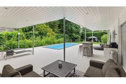+++ Krefelder Villa mit Indoor & Outdoor-Pool +++