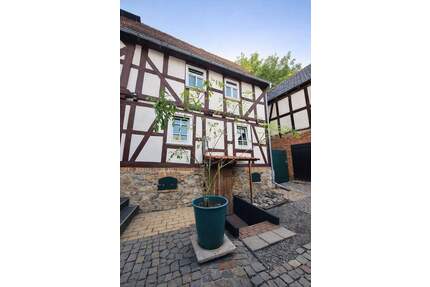 Charmantes Fachwerk-Einfamilienhaus mit Innenhof, überdachter Terrasse & Garage in Lohra