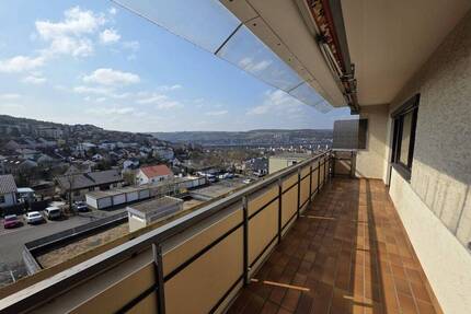 Helle Eigentumswohnung mit Weitsicht, Süd-Balkon und Tiefgaragen-Stellplatz zu verkaufen - Veitshöchheim
