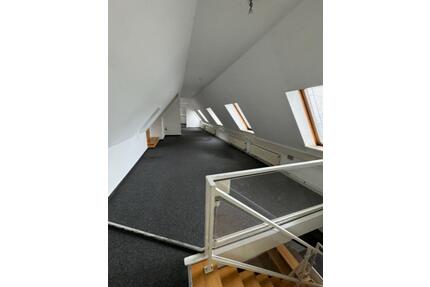 Ausblick inklusive: Büro im DG, zentral, Nähe Hbf Erfurt