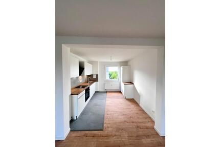 Erstbezug nach Sanierung – helle 3-Zimmer-Wohnung mit EBK, Loggia & Altbaucharme - Dresden Prohlis