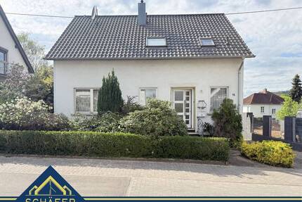 Freistehendes Einfamilienhaus mit Wintergarten, Balkon und Garage in Wallerfangen zu verkaufen