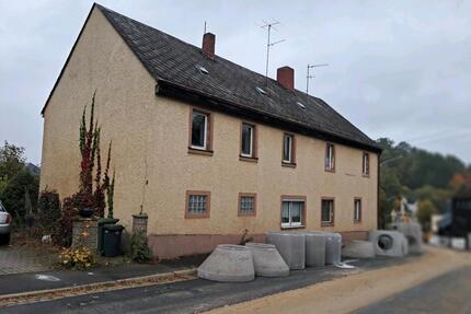 Zweifamilienhaus (freistehend) mit viel Garten - Schirnding
