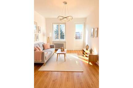 Klassischer Altbaucharme trifft modernen Komfort: Sanierte 2-Zimmer-Wohnung mit Balkon - Berlin Steglitz