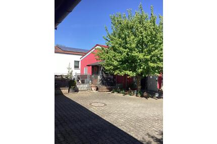 Haus mit großem Grundstück und Halle - Römerstein