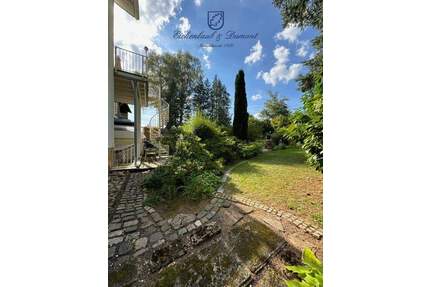 Sehr gepflegtes 2-Familienhaus mit Gartenparadies + Garage - Schwalbach