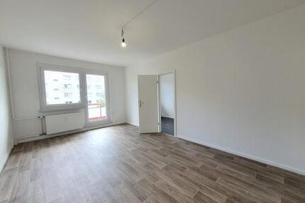 Ab 15.05.2026***Wir renovieren für Sie***4-Zimmer mit Wannenbad und Balkon! - Leipzig West