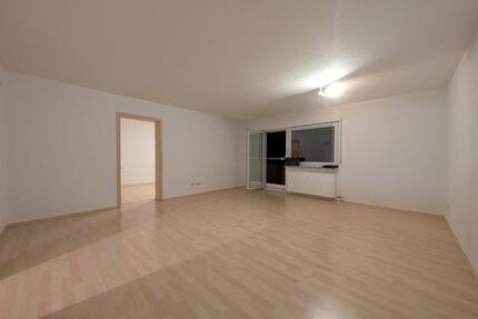 Attraktive 2-Zimmer Wohnung mit Balkon und Stellplatz vor der Haustüre im 1.OG - Sachsenheim