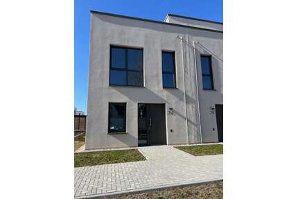 Haus zum Mieten in Königs Wusterhausen 1.582,00 € 105.46 m²