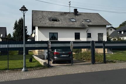 Ein-Zweifamilienhaus ca. 180 m² Wohnfläche - Hundsangen