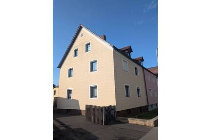 Vielseitige Doppelhaushälfte mit großem Garten - Waldsassen