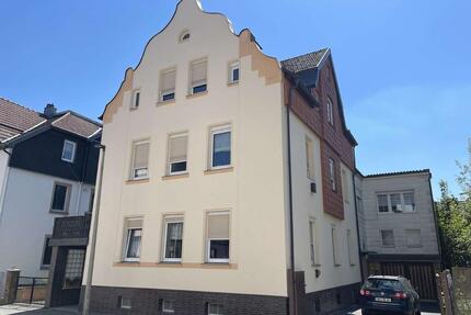 Kernsaniert! 2-Raumwohnung mit 2 zus. Nebenräumen und EBK - Neustadt bei Coburg