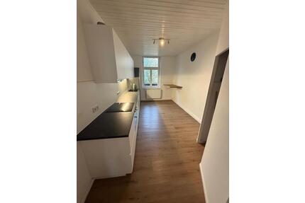 Helle 4-Zimmer Altbauwohnung - 900,00&nbsp;EUR Kaltmiete, ca.&nbsp; 130,00&nbsp;m&sup2; in Hof (PLZ: 95028) Altstadt