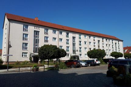 Markt 10 - 3R-Wohnung in der 2. Etage, Küche u. Bad mit Fenster - Stavenhagen