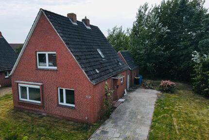 Einfamilienhaus mit großem Grundstück direkt am Kanal - Upgant-Schott