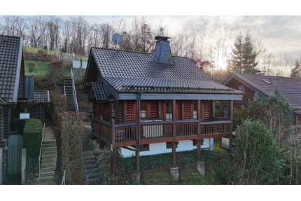 #KOMINOS IMMOBILIEN# Finnisches Blockbohlenhaus mit Kamin, Keller & Listerblick - Attendorn Wörmge