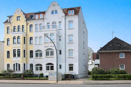 Stilvolle 4 Zimmer Wohnung mit Südbalkon - großzügig& teilsaniert - Neumünster
