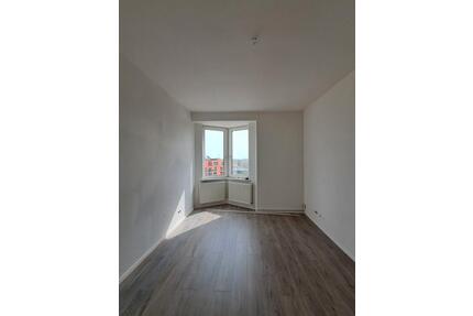 Anfragen NUR per E-Mail. Über den Dächern Bremerhavens – 3-Zimmer-Wohnung im 4. OG mit Balkon.