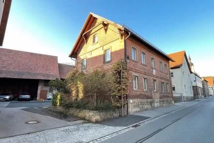 Mehrfamilienhaus mit Innenhof und Scheune in Oberelsbach Rhön
