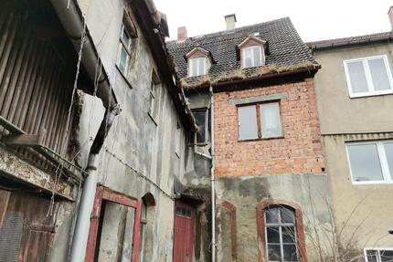 ObjNr:19221 - Sanierungsbedürftiges Mehrfamilienhaus in exponierter Lage in Nähe der Stadtverwaltung - Penig