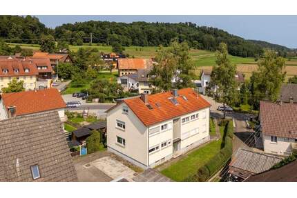 Zwei-Zimmer DG-Wohnung in Berg-Weiler mit Außenstellplatz