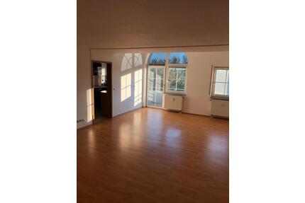 Schöne 2-Zimmer-Wohnung mit Balkon im DG inkl. TG-Stellplatz - Burgrieden