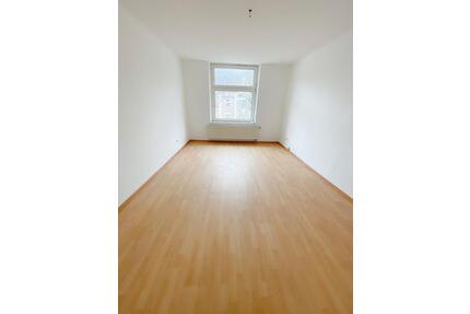 Ein Monat mietfrei! Helle 2-Zimmer-Wohnung mit Balkon zum Selbstrenovieren in Dortmund-Marten