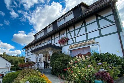 Wohnhaus mit Ferienwohnungen und Gästezimmern - Diemelsee