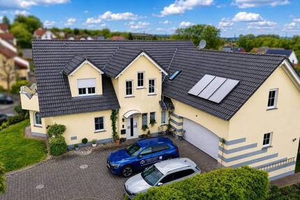 Umfangreich modernisiertes Zweifamilienhaus mit 3 nutzbaren Einheiten, Terrassen, Balkon und Garage - Eichenzell / Welkers